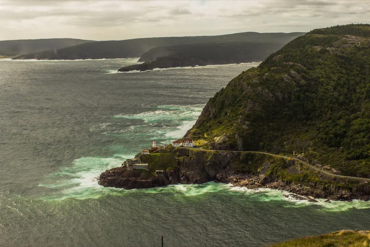 Faro sulla costa rocciosa vicino a St. John's