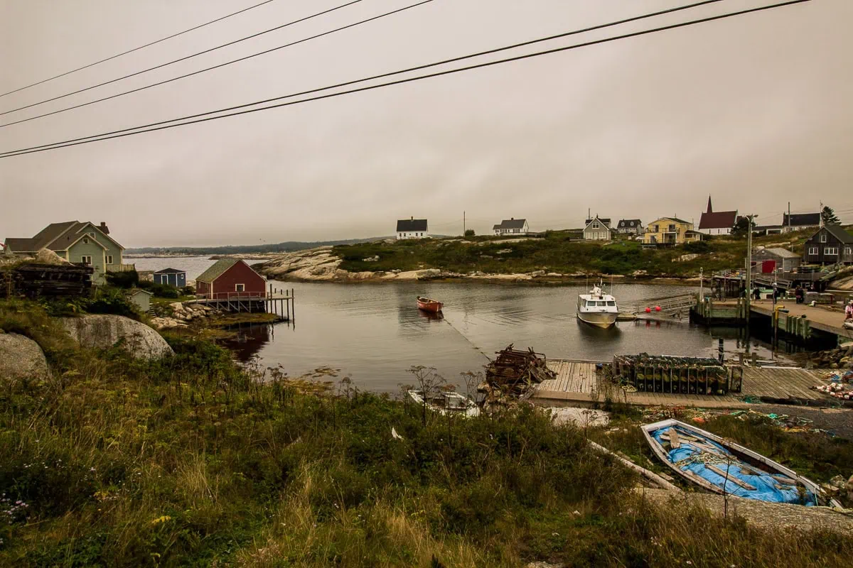 Peggy's Cove, Nova Scotia: Průvodce ikonickou rybářskou vesničkou 9 Pohled na rybářskou vesničku Peggy's Cove