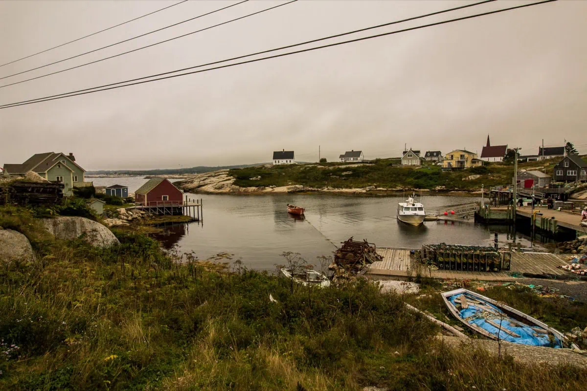 Peggy's Cove, Nova Scotia: Průvodce ikonickou rybářskou vesničkou 1 Celkový pohled na rybářskou vesničku a přístav Peggy's Cove