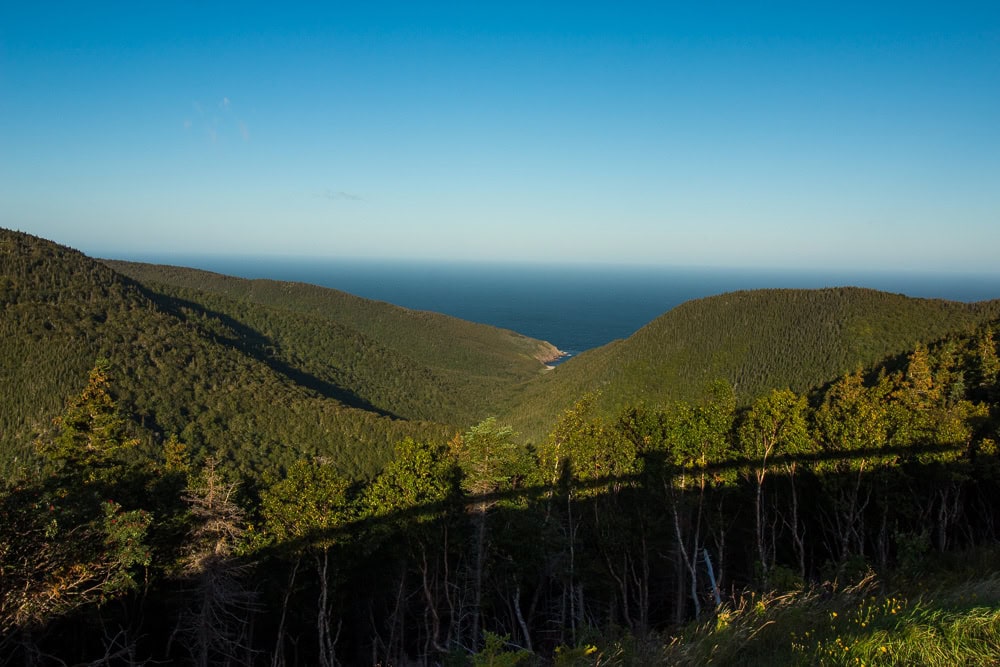 Cabot Trail, Nova Scotia: 15 lucruri de văzut și făcut 10 Priveliște spre o vale împădurită ce coboară spre mare