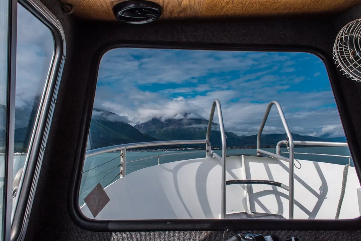 Pohled z lodi na hory v Resurrection Bay
