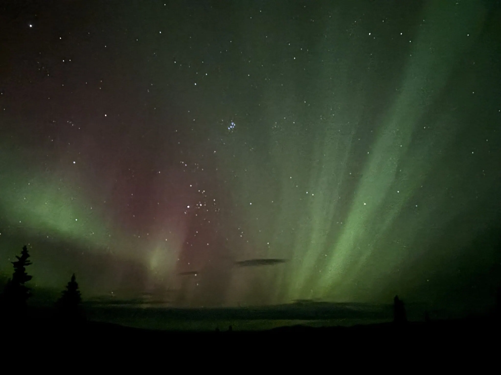Aurora boreal sobre el paisaje de Alaska
