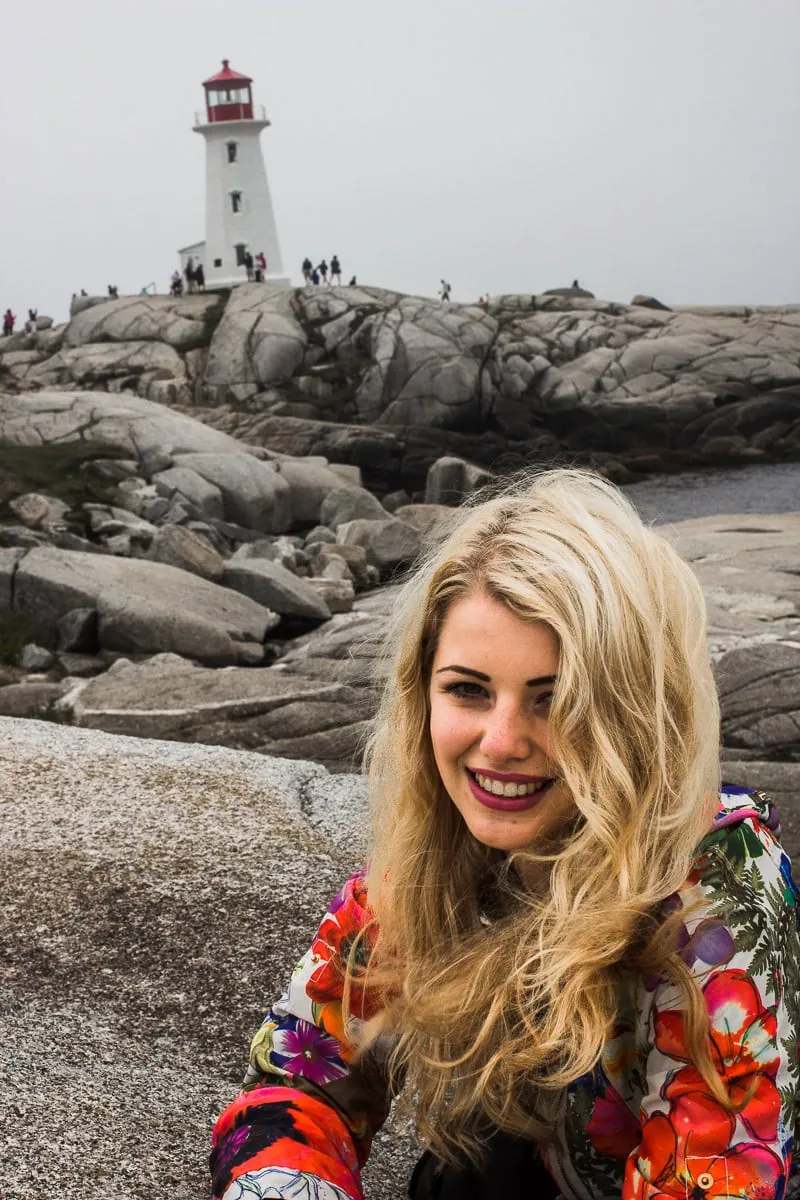 Peggy's Cove, Nova Scotia: Průvodce ikonickou rybářskou vesničkou 11 U majáku v Peggy's Cove za měkkého světla