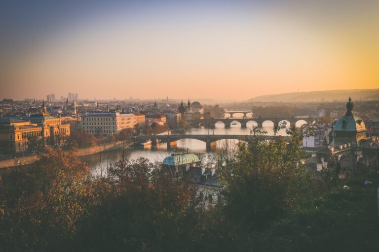 Panorama Prahy a vltavských mostů z Letné za podzimního večera