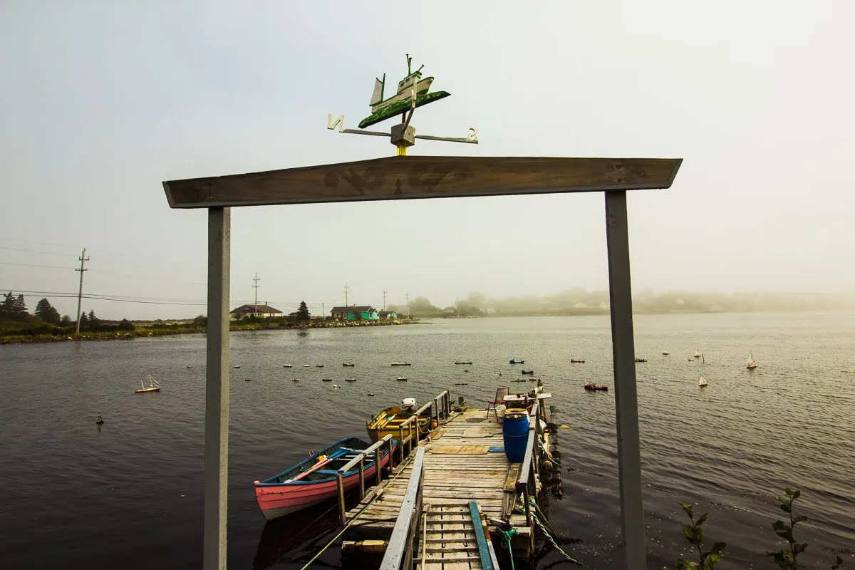 Přístav Mahone Bay s loďkami v mlze