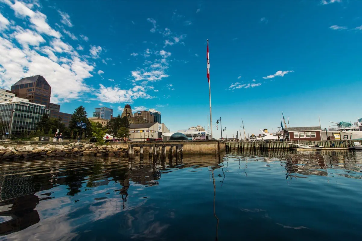 Il lungomare di Halifax con la bandiera canadese
