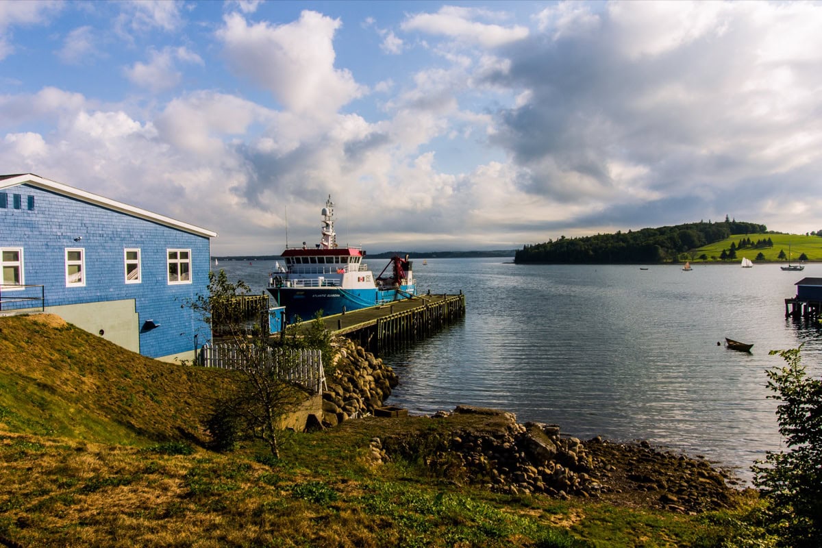 Lunenburg, Nova Scotia: 15 lucruri de văzut și făcut în cel mai colorat orășel din Canada 3 Portul din Lunenburg cu o clădire albastră și veliere