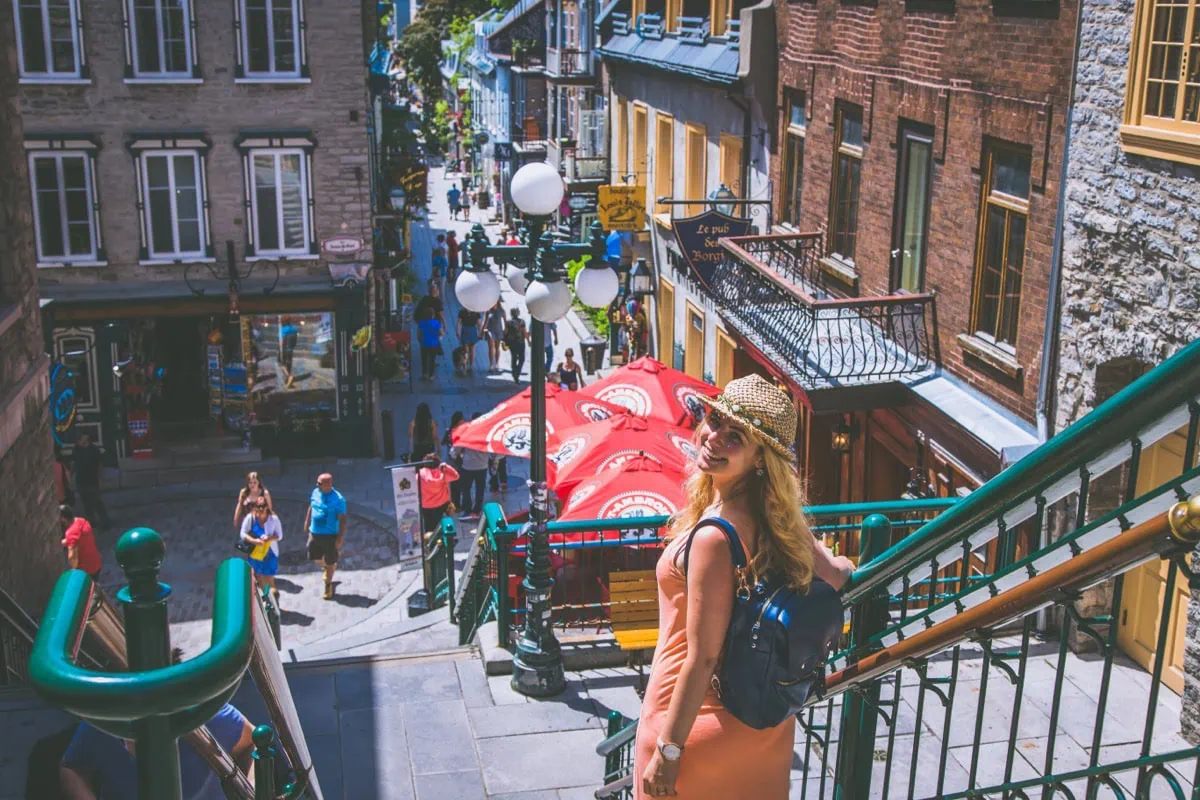 Cestovatelka na schodisti Escalier Casse-Cou v dolnim meste Quebecu
