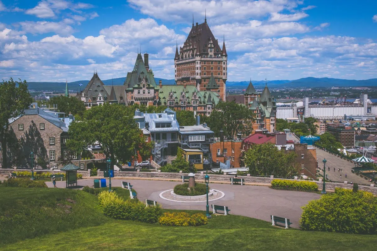 Panorama historickeho Quebecu s dominantou hradu Château Frontenac