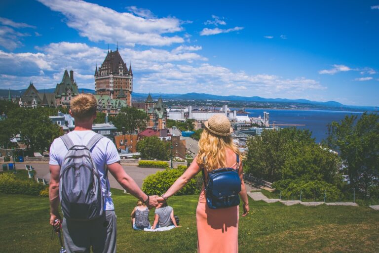 Par se rozhlizi na Château Frontenac a reku svateho Vavrince z vyhlidky