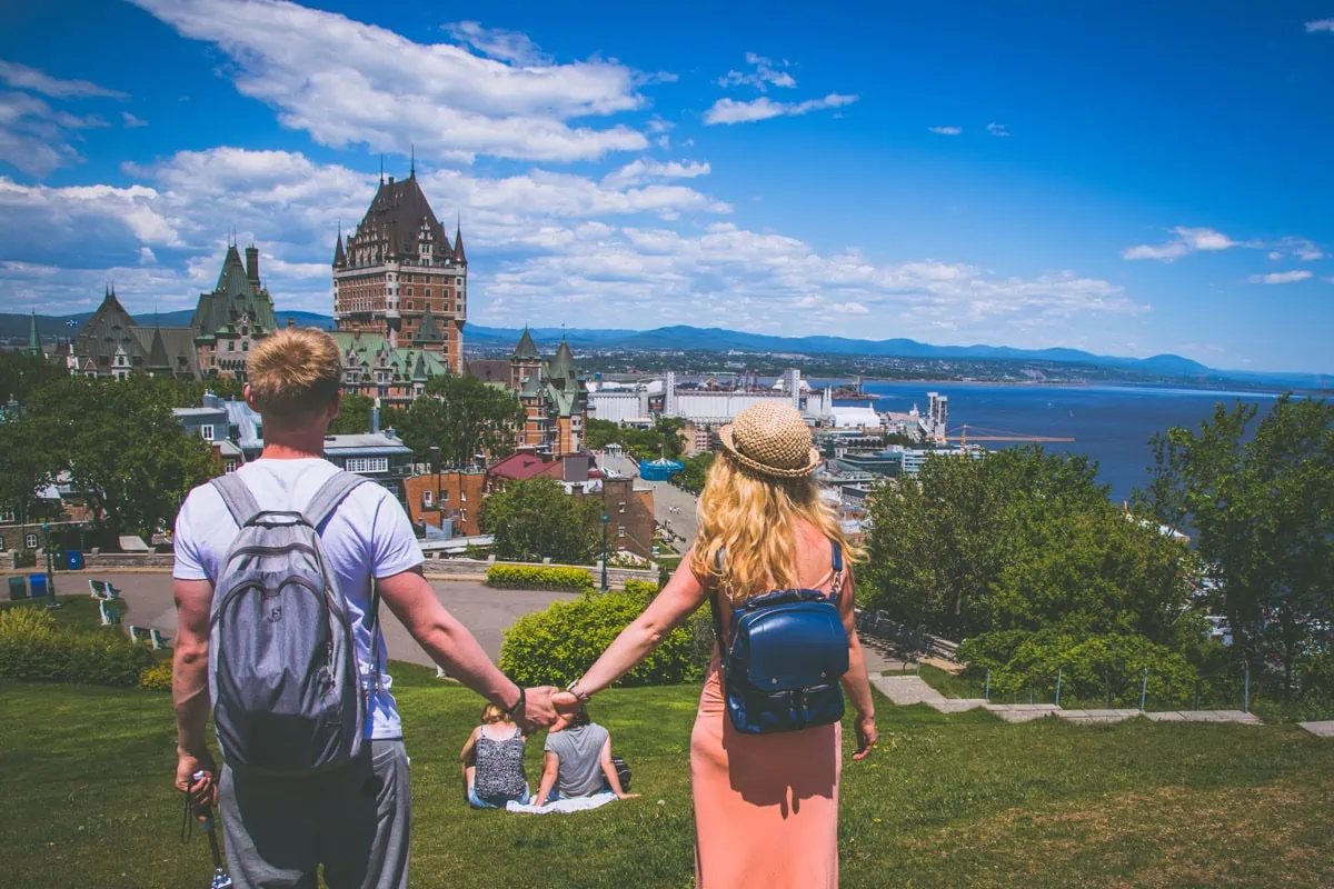 Par se rozhlizi na Château Frontenac a reku svateho Vavrince z vyhlidky