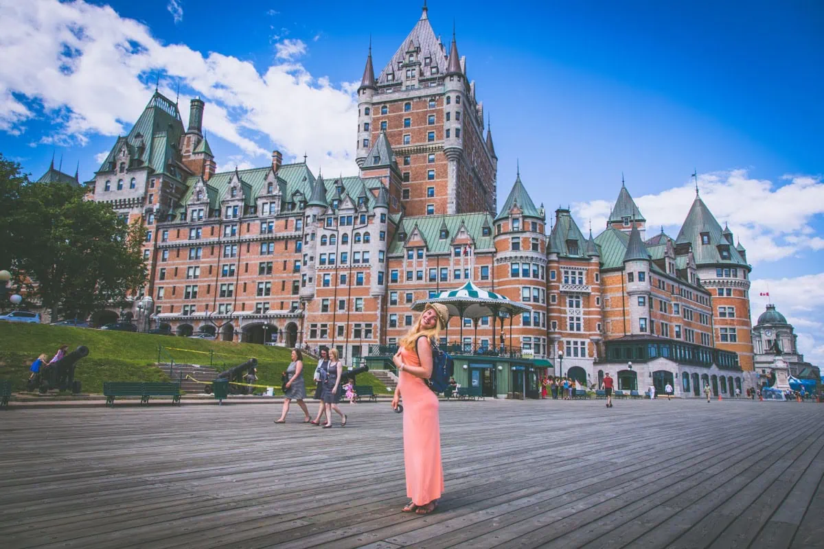 Zena se slunecnikem na promenade Terrasse Dufferin pred Château Frontenac