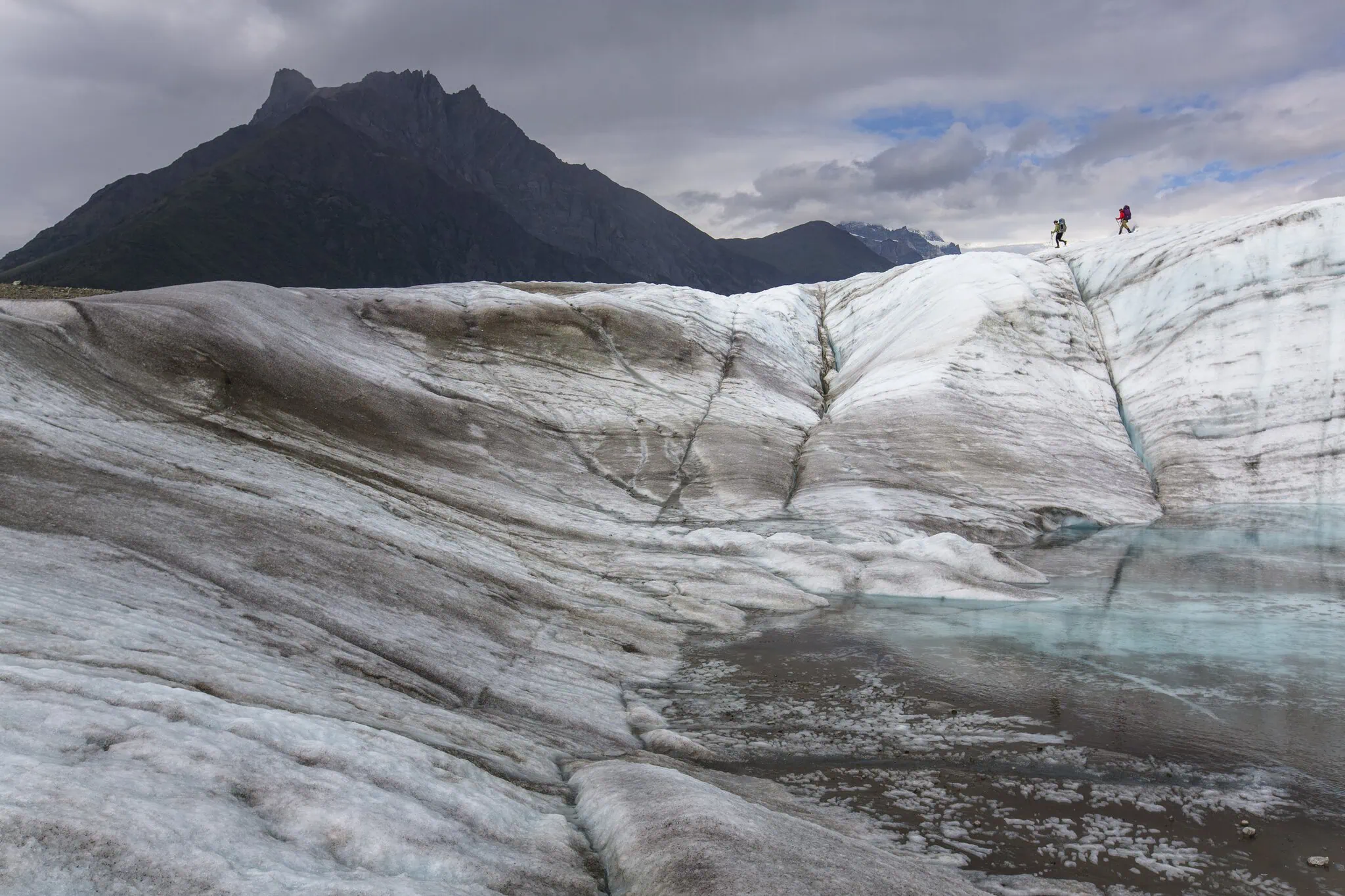 Turisté na Root Glacier ve Wrangell-St. Elias National Park