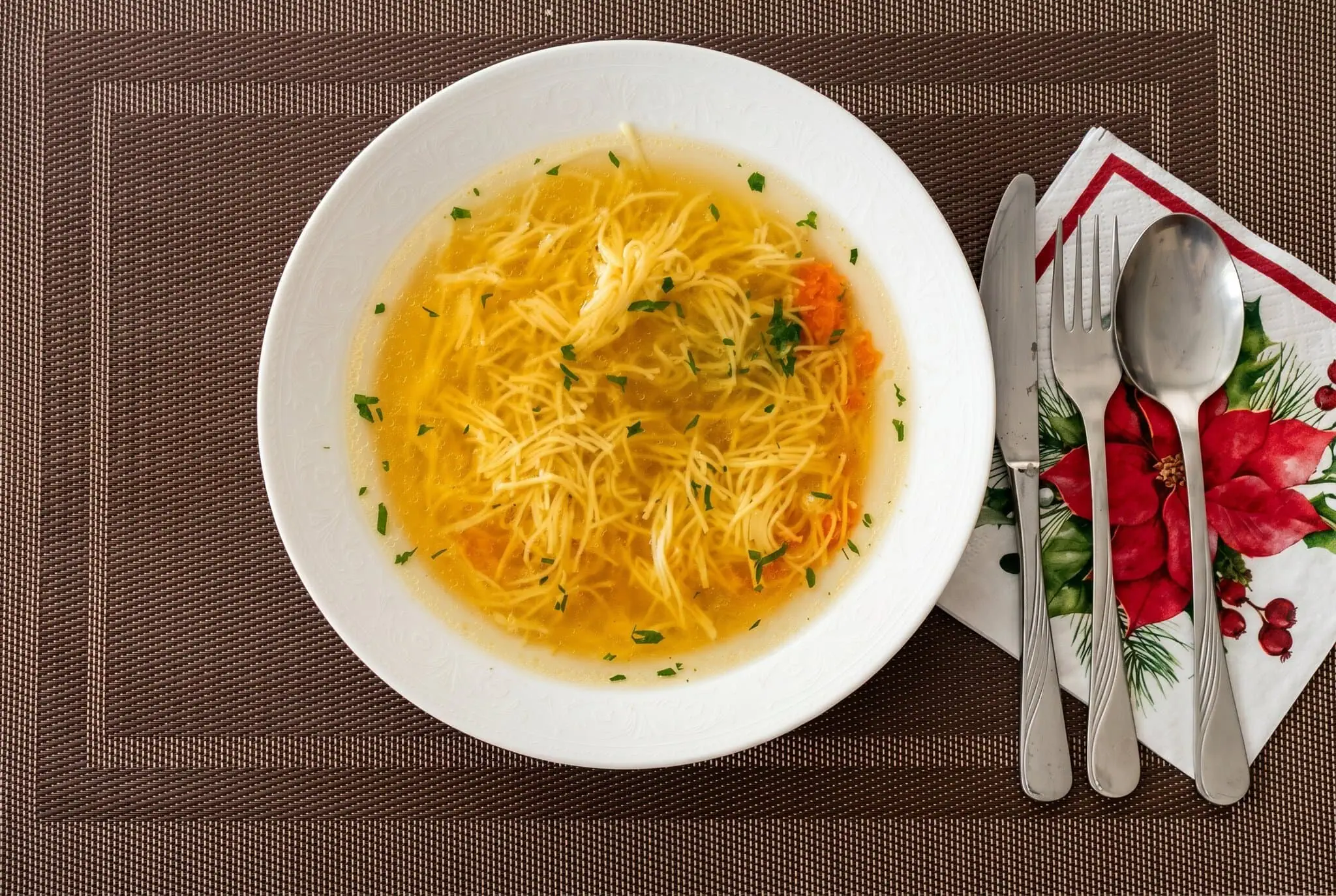 Rosół, zlatavý polský vývar s domácími nudlemi