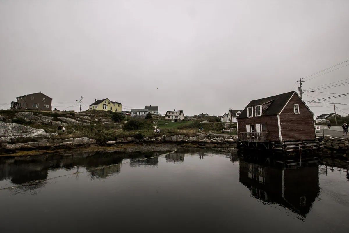Peggy's Cove, Nova Scotia: Průvodce ikonickou rybářskou vesničkou 10 Chráněná rybářská vesnička Peggy's Cove u vody