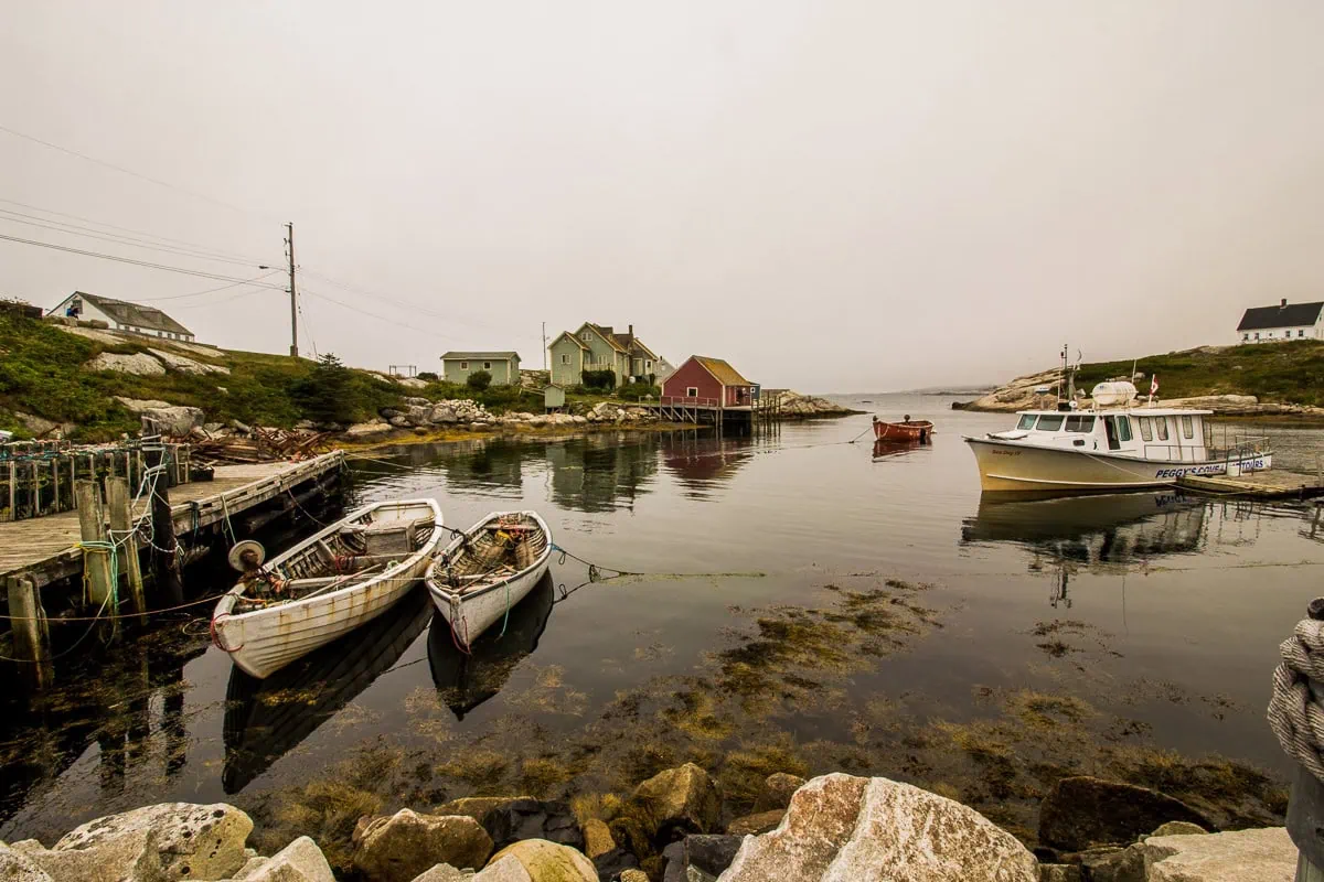 Peggy's Cove, Nova Scotia: Průvodce ikonickou rybářskou vesničkou 5 Rybářský přístav v Peggy's Cove s loďkami