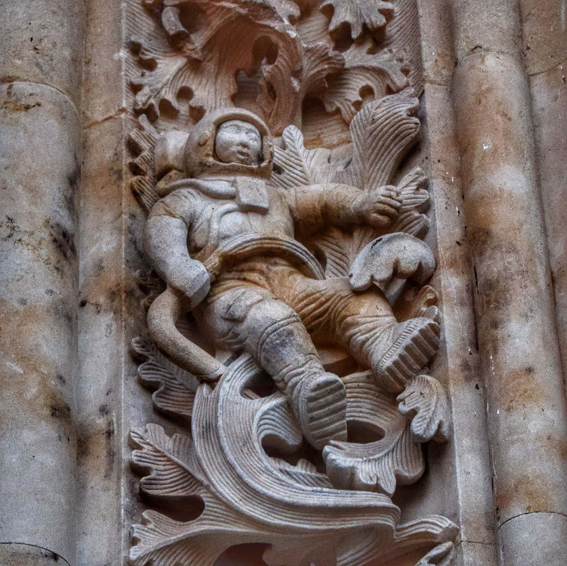 Astronaut a drak se zmrzlinou na fasádě
