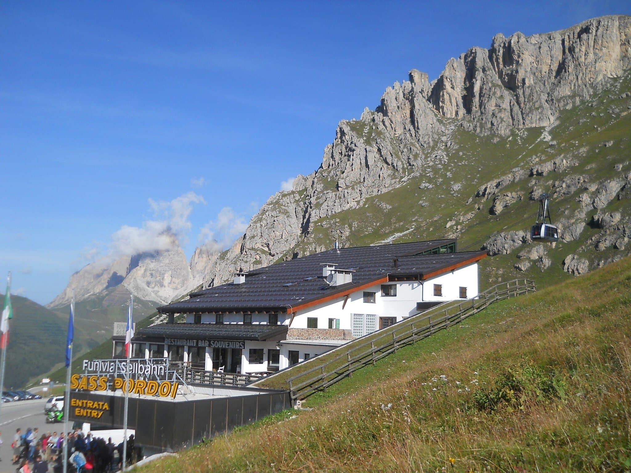 Kabinková lanovka Funivia Sass Pordoi z Passo Pordoi na plošinu