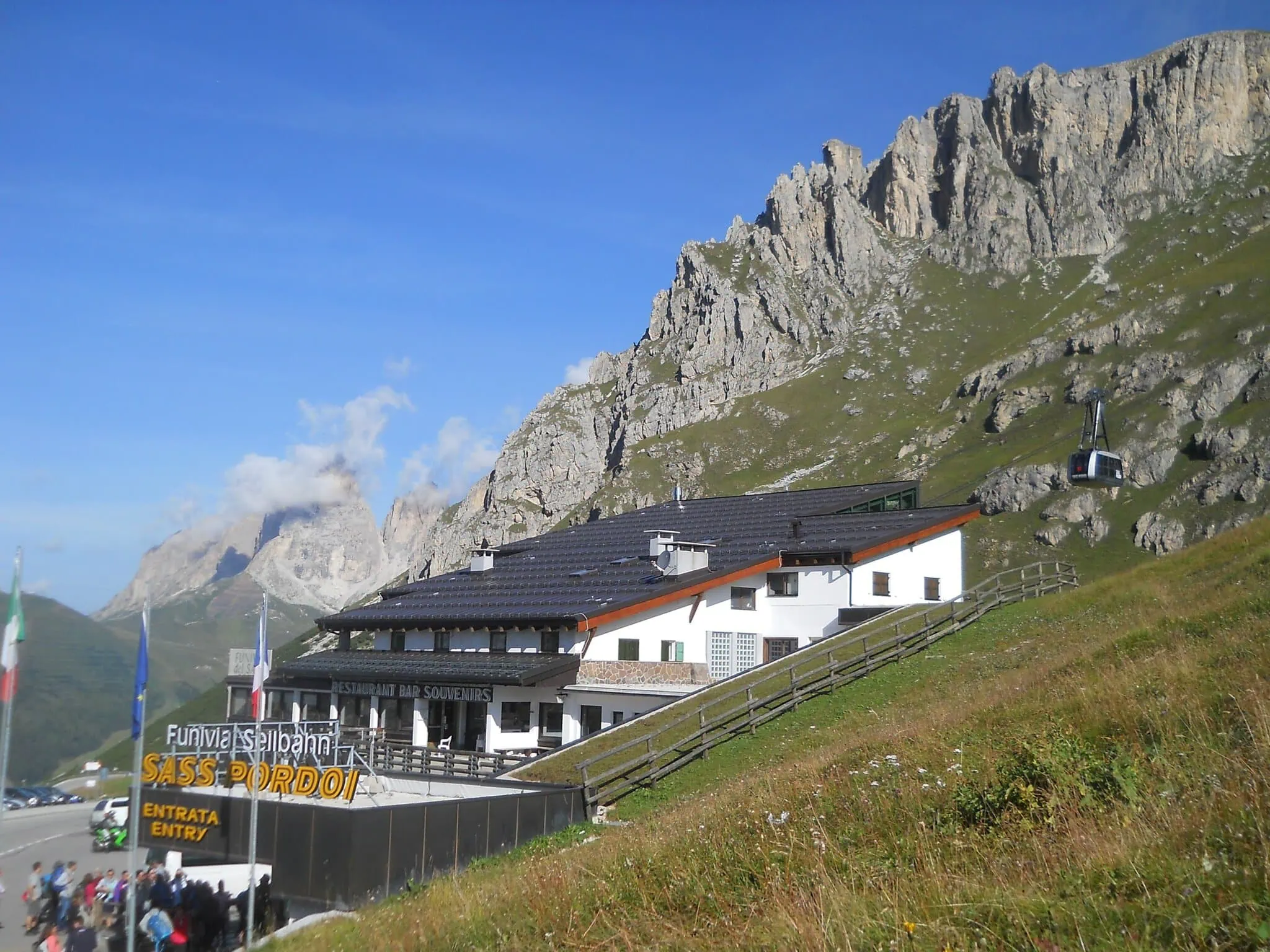 Sass Pordoi i Dolomiterna, Italien: 10 tips på vad du ska se och göra 3 Kabinlinbanan Funivia Sass Pordoi från Passo Pordoi upp till platån