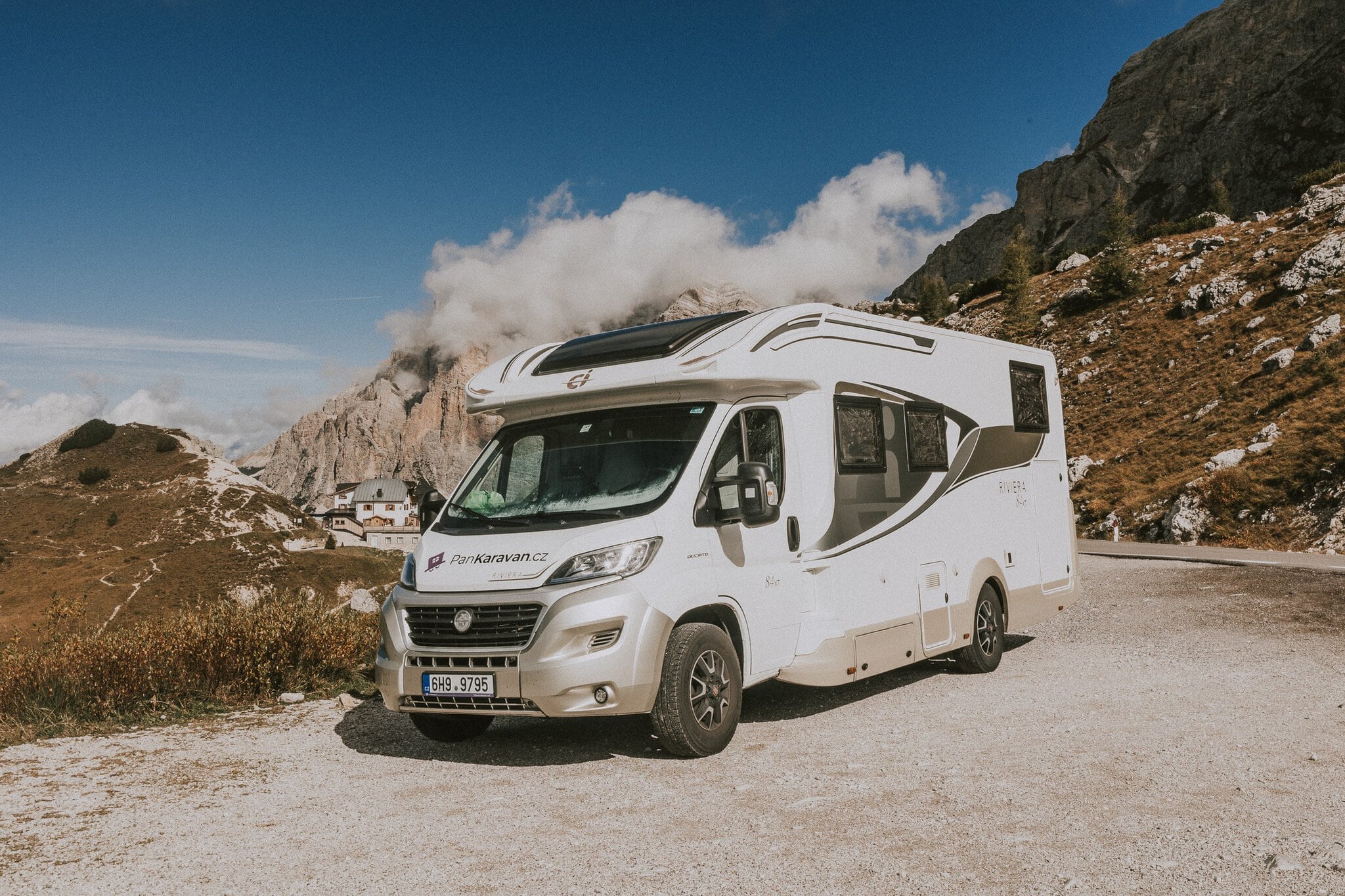 Sass Pordoi, Dolomiti Italia: 10 idei ce să vezi și să faci 4 Rulotă parcată pe pasul montan Passo Pordoi