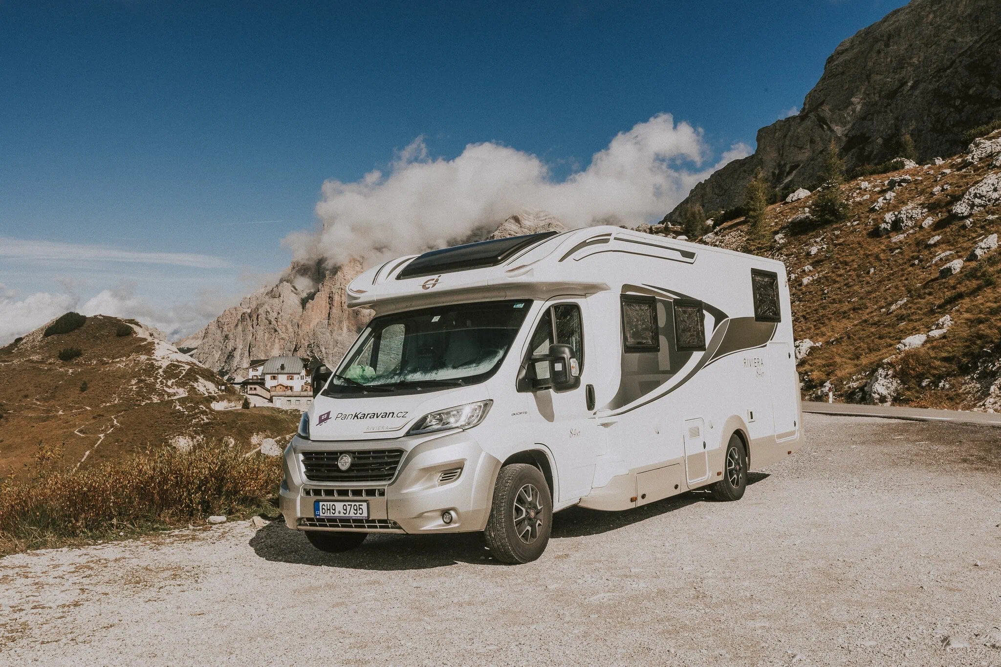 Obytný karavan zaparkovaný na horském průsmyku Passo Pordoi