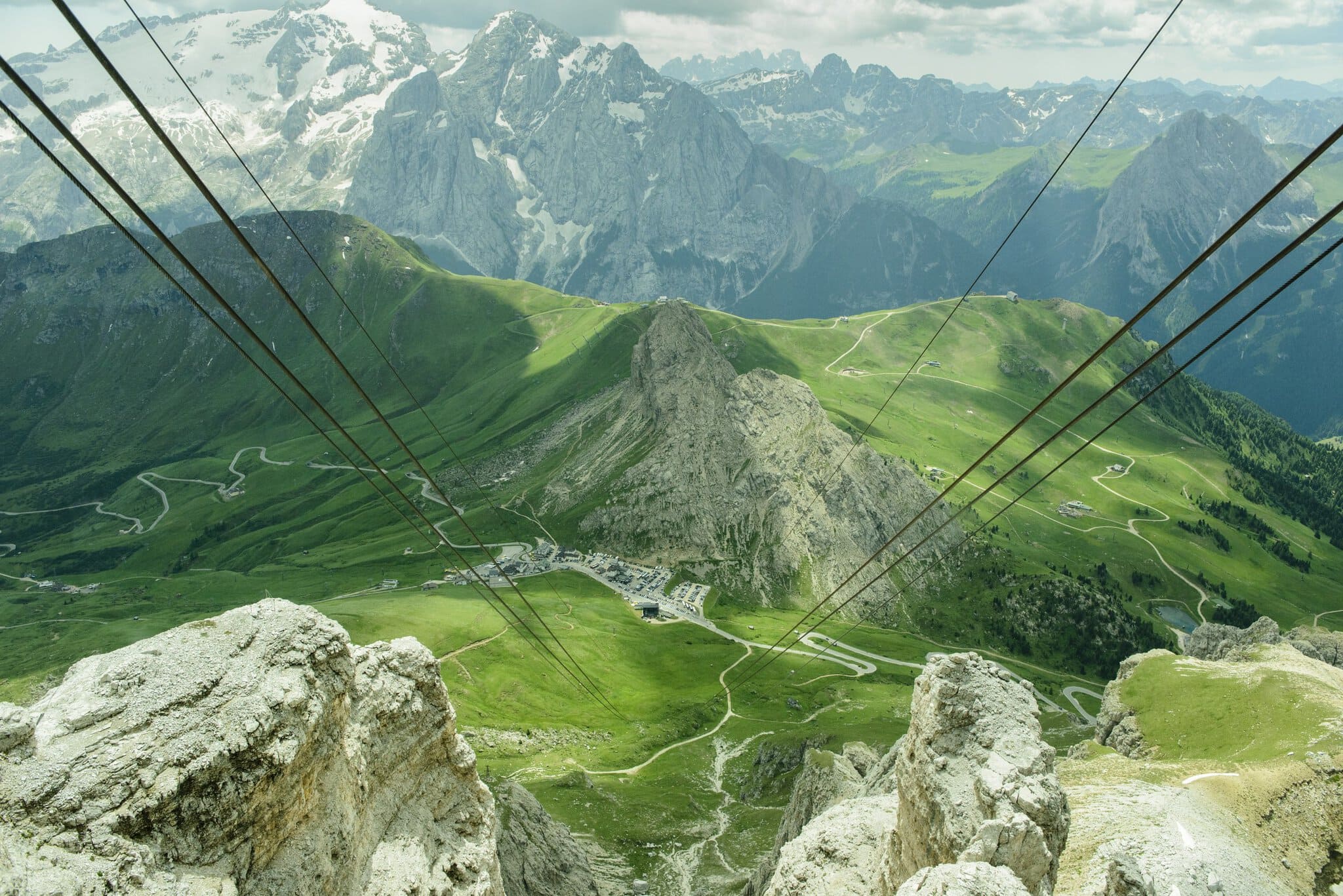 Výhled z náhorní plošiny Sass Pordoi (Terasa Dolomit) na okolní štíty