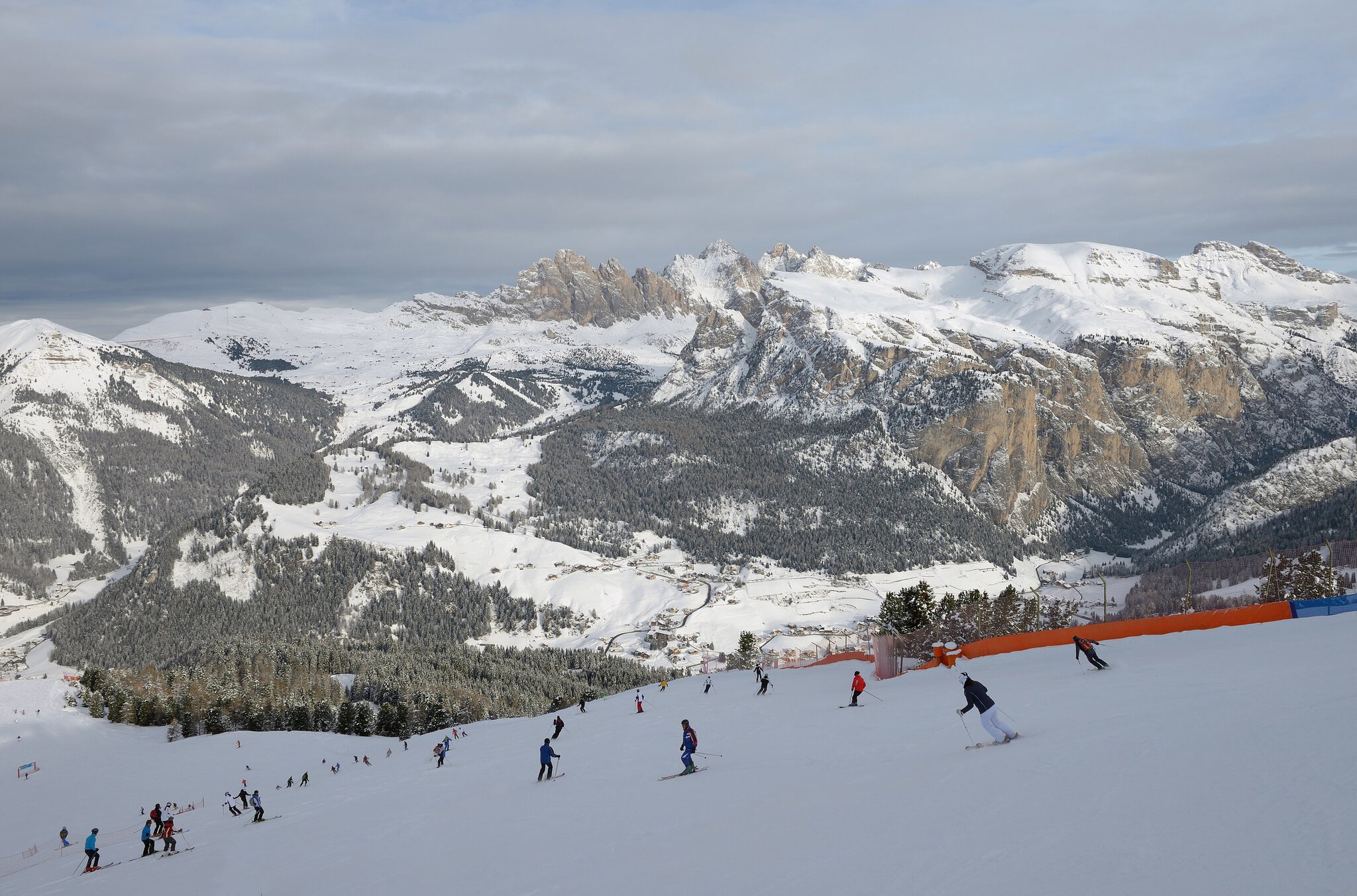 Zasněžené lyžařské sjezdovky okruhu Sellaronda v Dolomitech