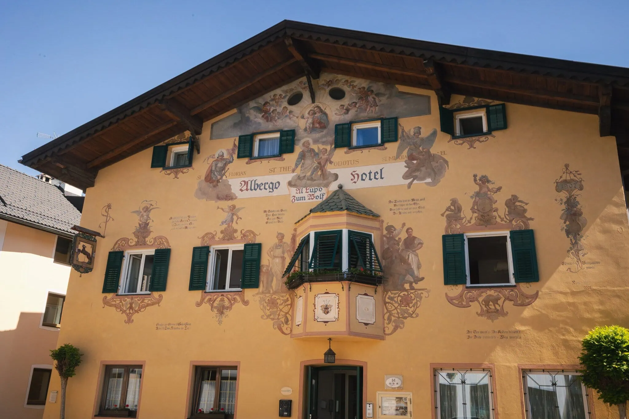 Seceda, Dolomity: 10 tipů, co vidět a dělat 18 Tradiční horský hotel se žlutou fasádou v Ortisei