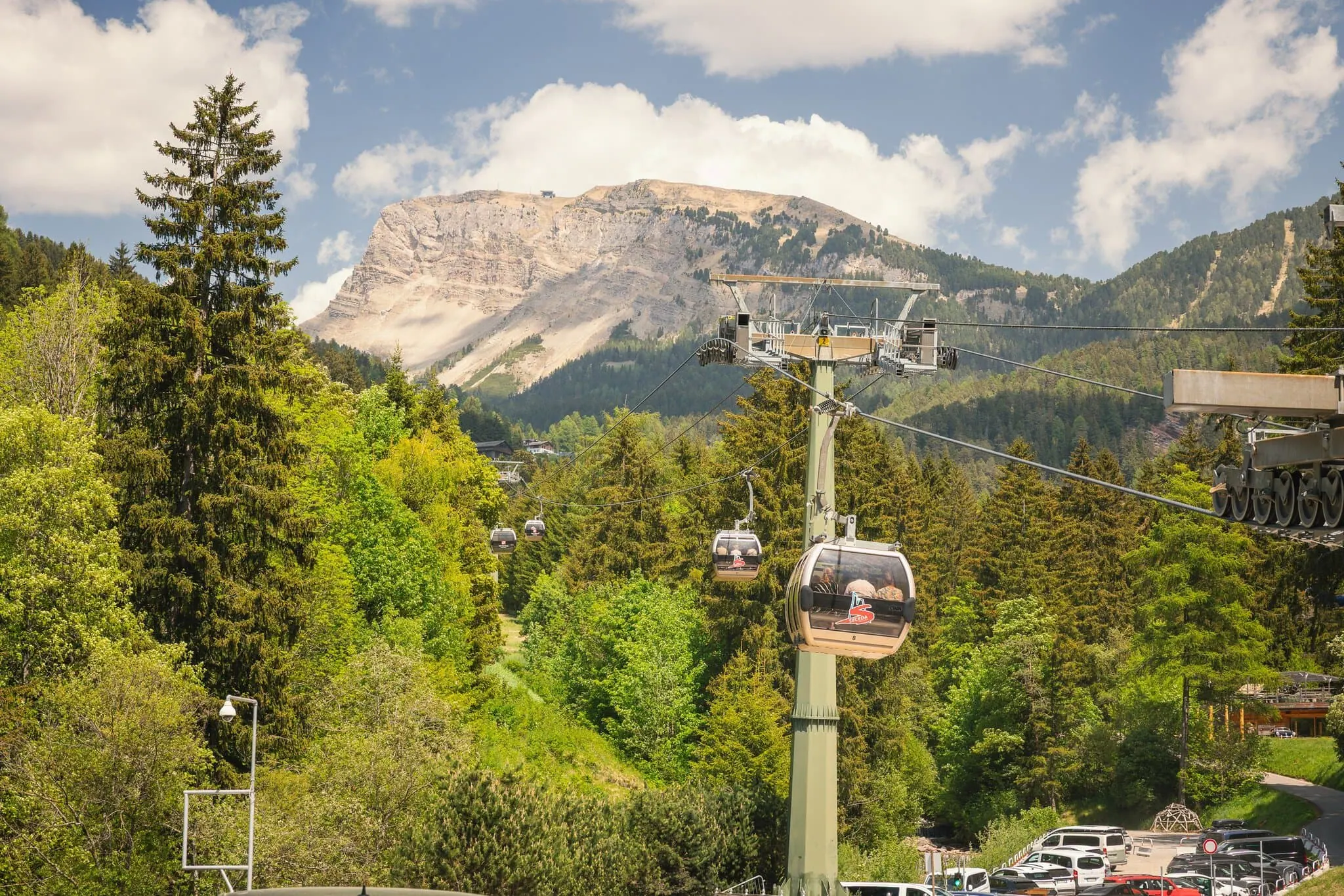 Seceda, Dolomity: 10 tipů, co vidět a dělat 5 Kabinková lanovka z Ortisei stoupá nad lesnaté svahy