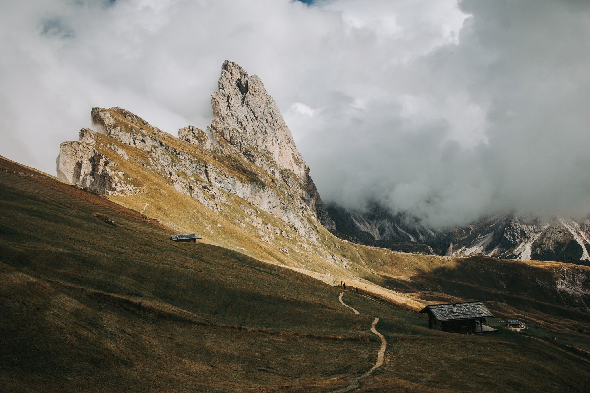 Seceda, Dolomiti: 10 consigli su cosa vedere e fare 2 La cresta erbosa inclinata della Seceda con le caratteristiche vette delle Odle