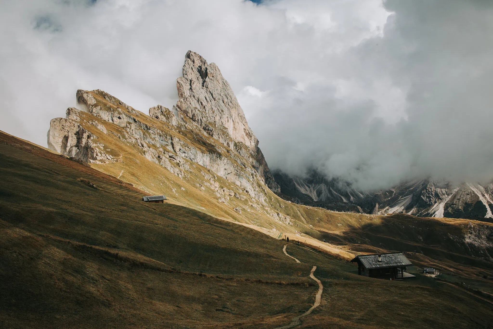 Seceda, Dolomity: 10 tipů, co vidět a dělat 2 Nakloněný travnatý hřeben Secedy s charakteristickými štíty Odle