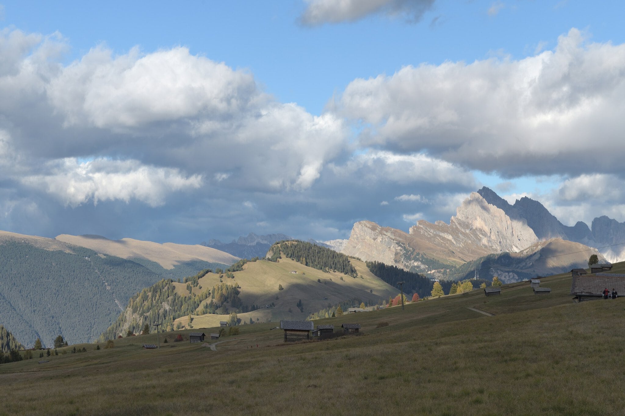 Seceda, Dolomiti: 10 consigli su cosa vedere e fare 11 Le torri rocciose delle Odle sopra i prati alpini nella zona di Pieralongia