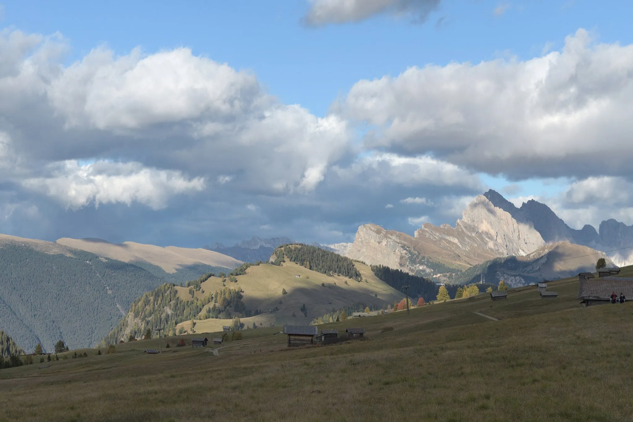 Seceda, Dolomity: 10 tipů, co vidět a dělat 11 Skalní věže Odle nad alpskými loukami v oblasti Pieralongia