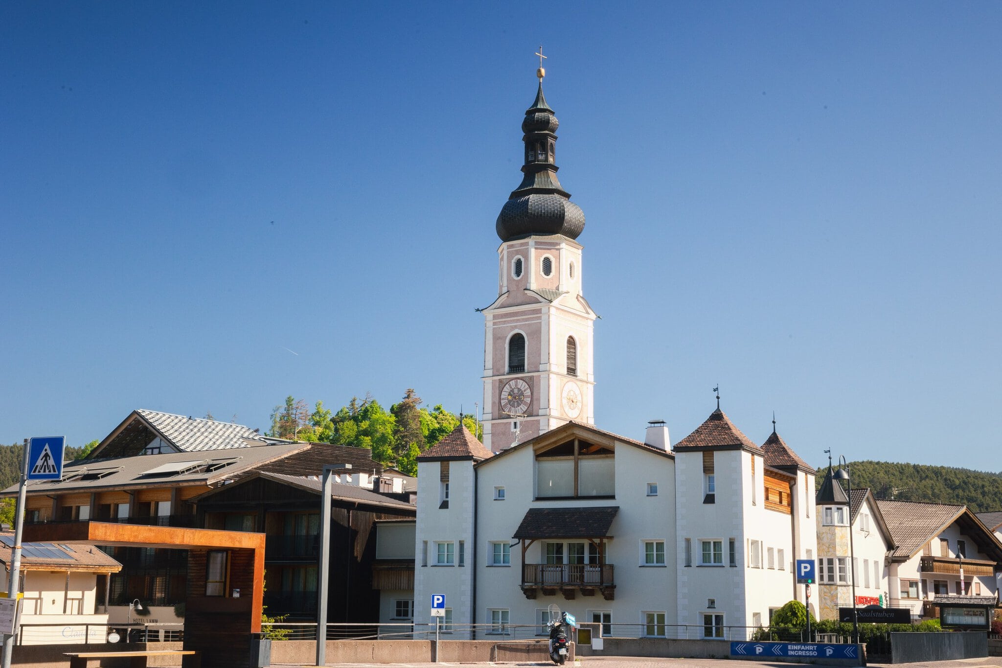 Seceda, Dolomiti: 10 consigli su cosa vedere e fare 13 Il paesino di Ortisei con la chiesa barocca sotto i pendii boscosi