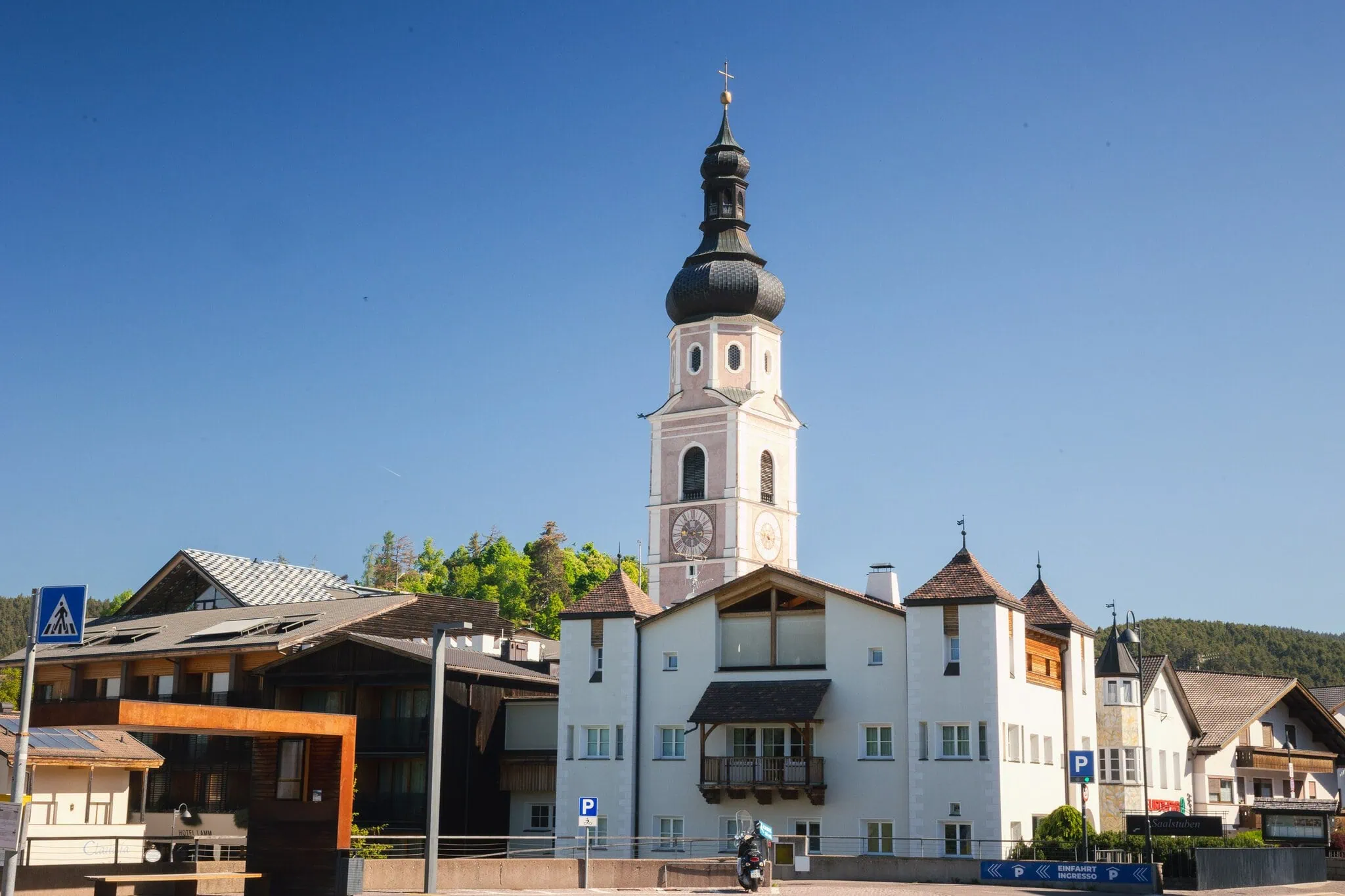 Seceda, Dolomity: 10 tipů, co vidět a dělat 13 Vesnička Ortisei s barokním kostelem pod zalesněnými svahy
