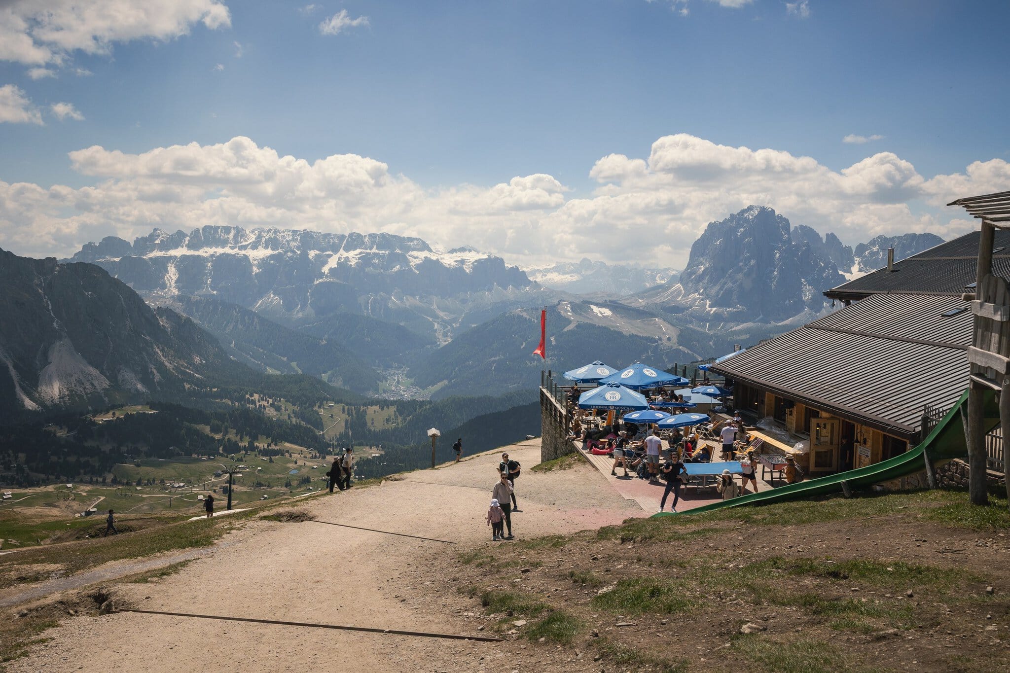 Seceda, Dolomiti: 10 consigli su cosa vedere e fare 10 Terrazza di un rifugio di montagna con vista sull'ampio panorama dolomitico