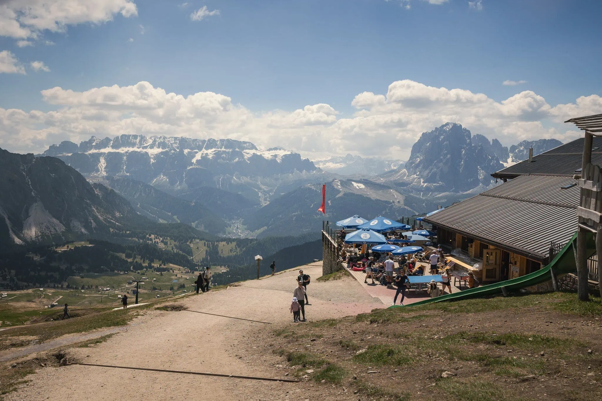 Seceda, Dolomity: 10 tipů, co vidět a dělat 10 Terasa horské chaty s výhledem na rozlehlé dolomitské panorama