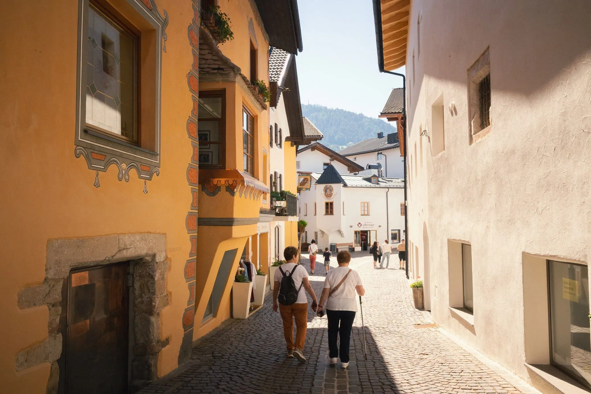 Seceda, Dolomity: 10 tipů, co vidět a dělat 15 Historické městečko ve Val Gardena s barevnými domy