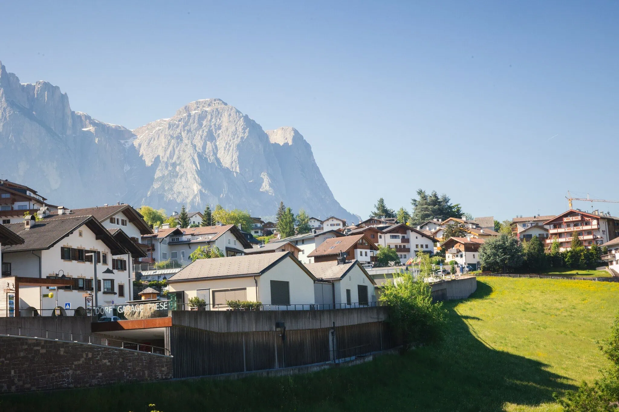 Seceda, Dolomity: 10 tipů, co vidět a dělat 6 Vesnice v údolí Val Gardena pod dolomitskými štíty
