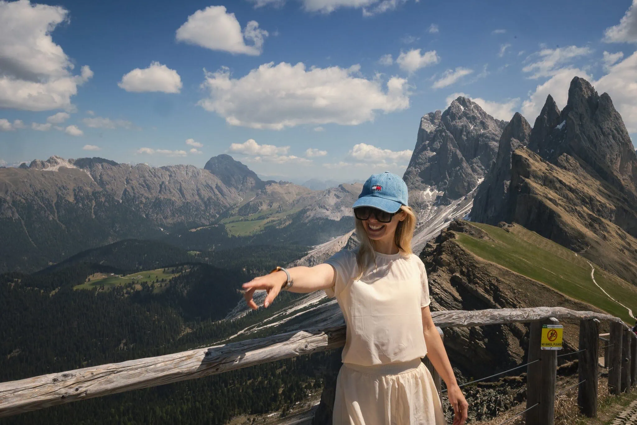 Seceda, Dolomity: 10 tipů, co vidět a dělat 16 Výhled z hřebene Secedy na zubaté štíty Odle a údolí Val Gardena