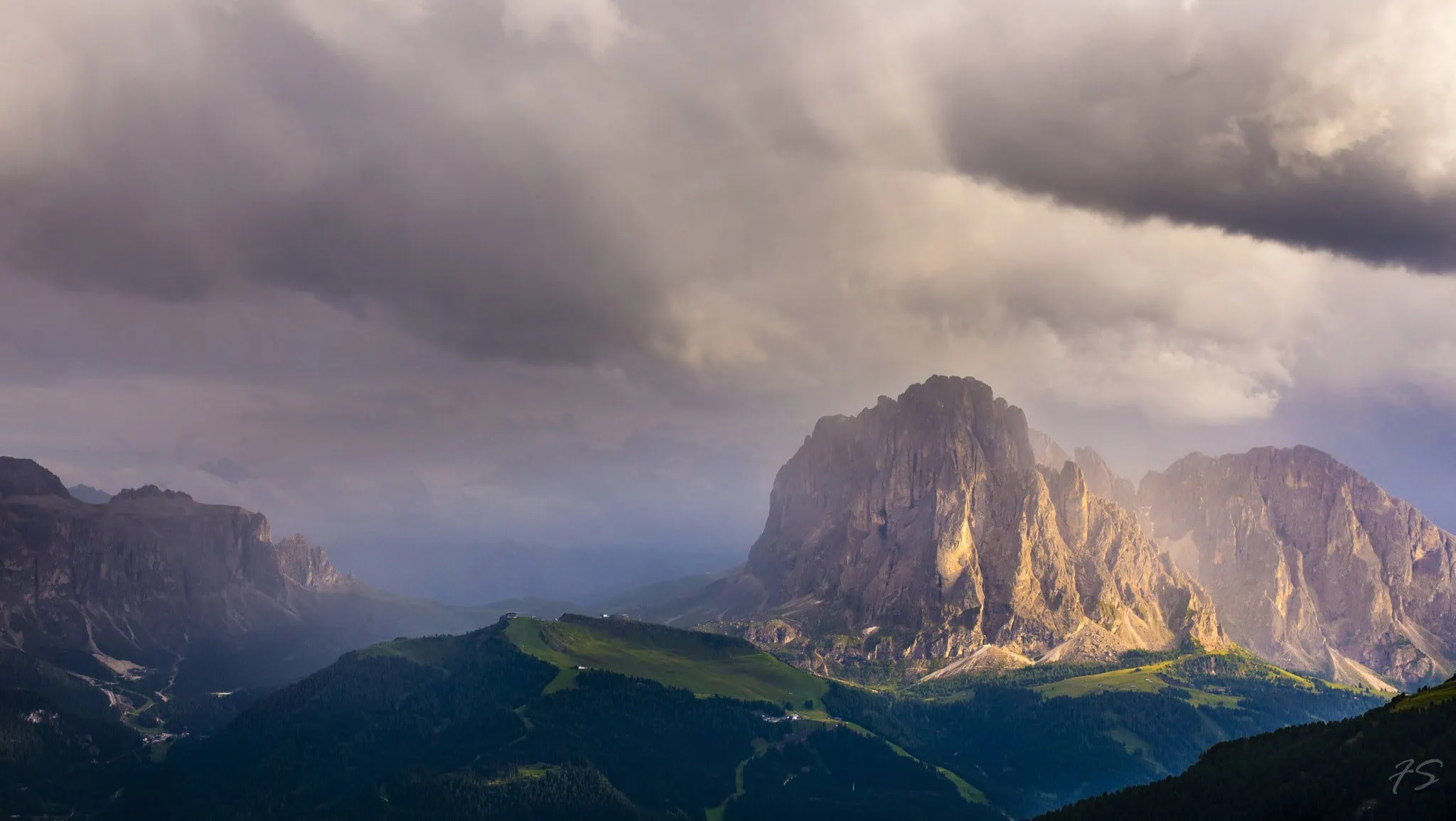 Seceda, Dolomity: 10 tipů, co vidět a dělat 12 Zubaté dolomitské štíty ve zlatém světle při západu slunce