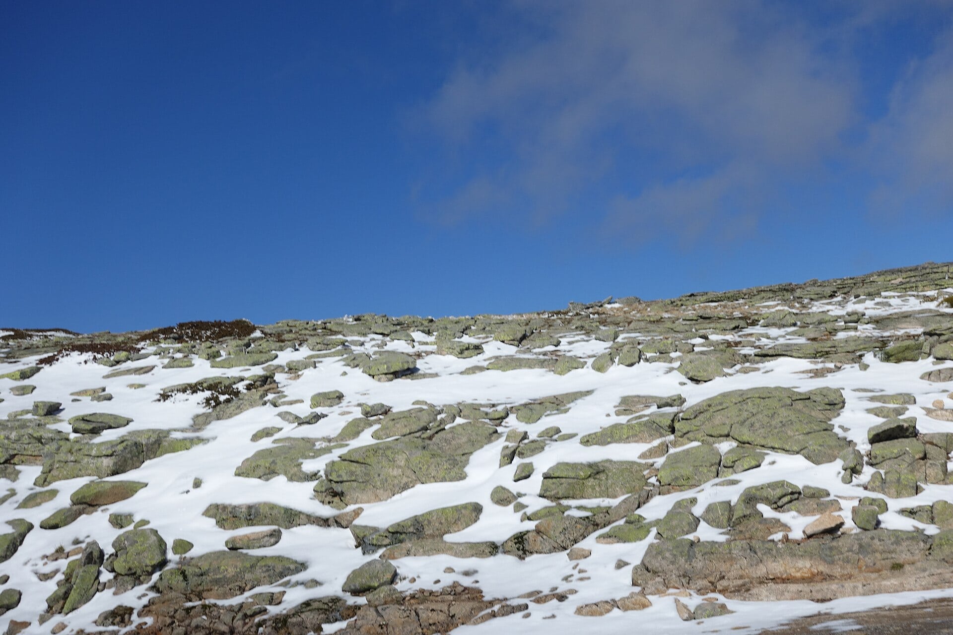 Serra da Estrela: Höchste Berge des portugiesischen Festlands 2 Torre Serra da Estrela – höchster Punkt Portugals mit Steinturm