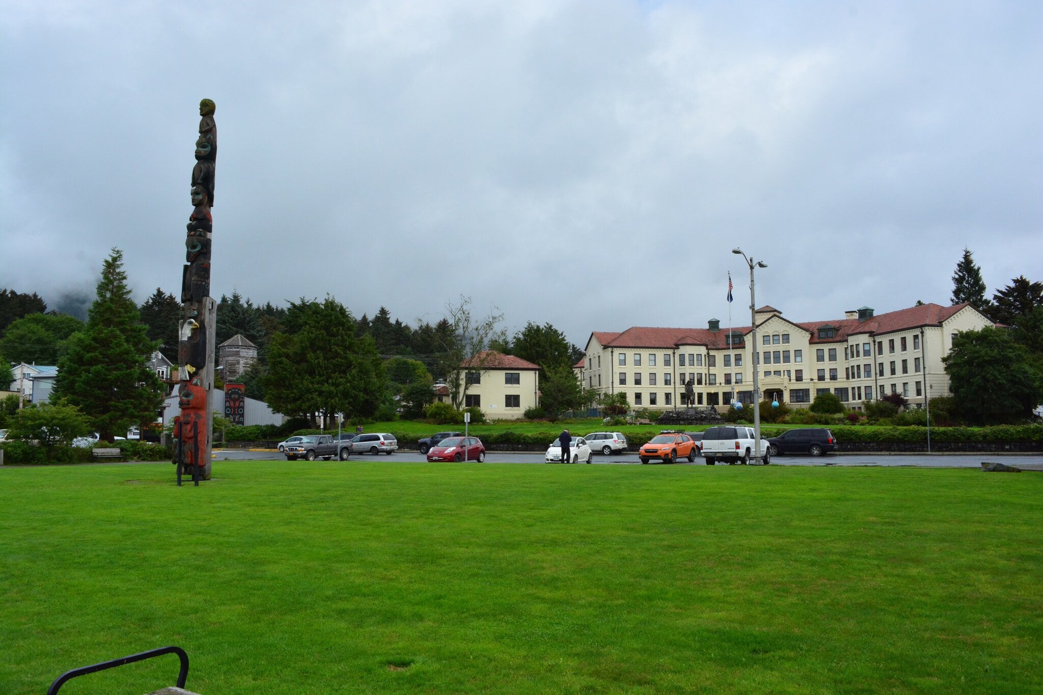 Glacier Bay Alaska: paradisul UNESCO fără drumuri de acces 10 Totem Square în Sitka, pădurea plină de totemuri