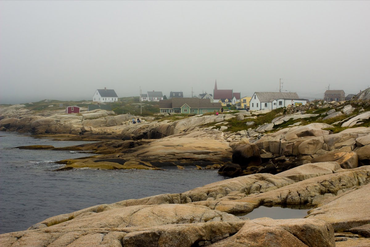 Peggy's Cove, Nova Scotia: Ghid către iconicul sat pescăresc 2 Țărm stâncos cu căsuțe pescărești în Peggy's Cove
