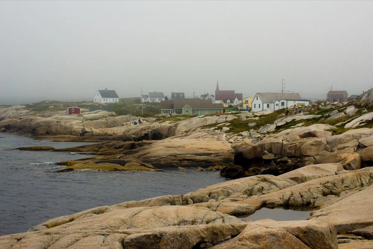 Peggy's Cove, Nova Scotia: Průvodce ikonickou rybářskou vesničkou 2 Skalnaté pobřeží s rybářskými domky v Peggy's Cove