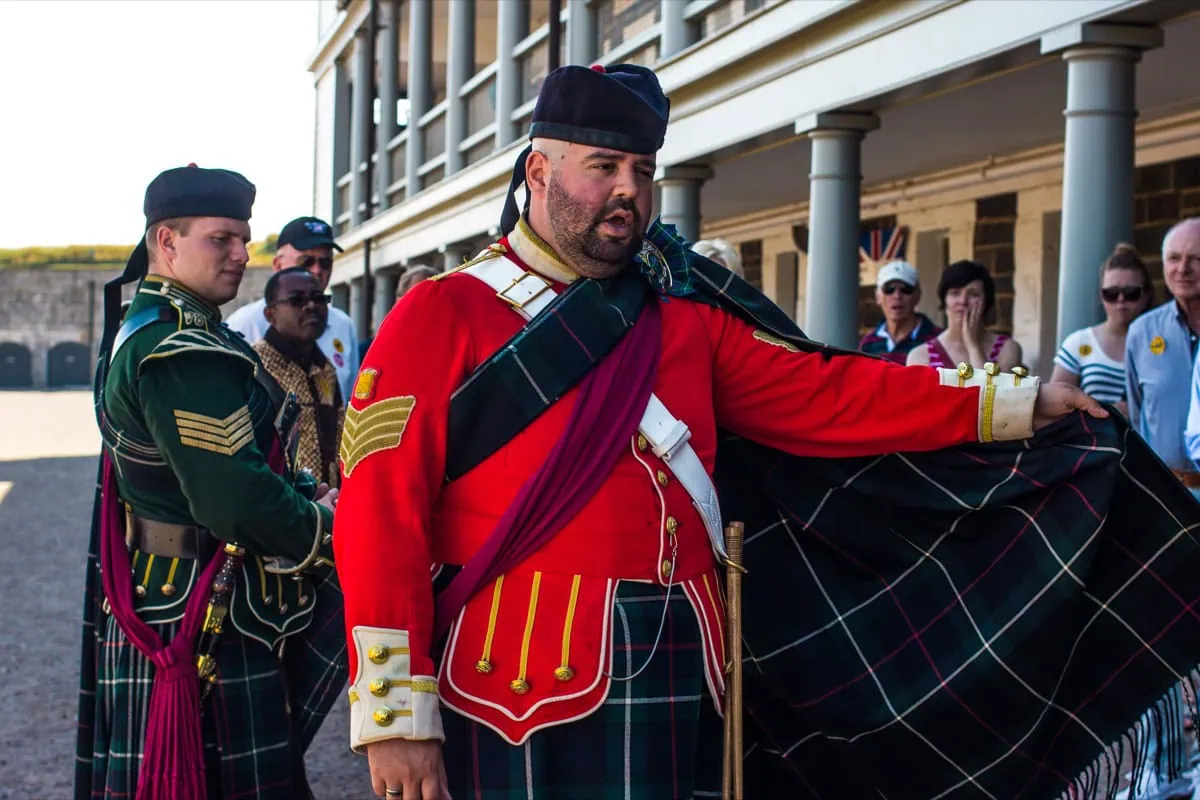 Suonatore di cornamusa in uniforme cerimoniale alla Citadel di Halifax