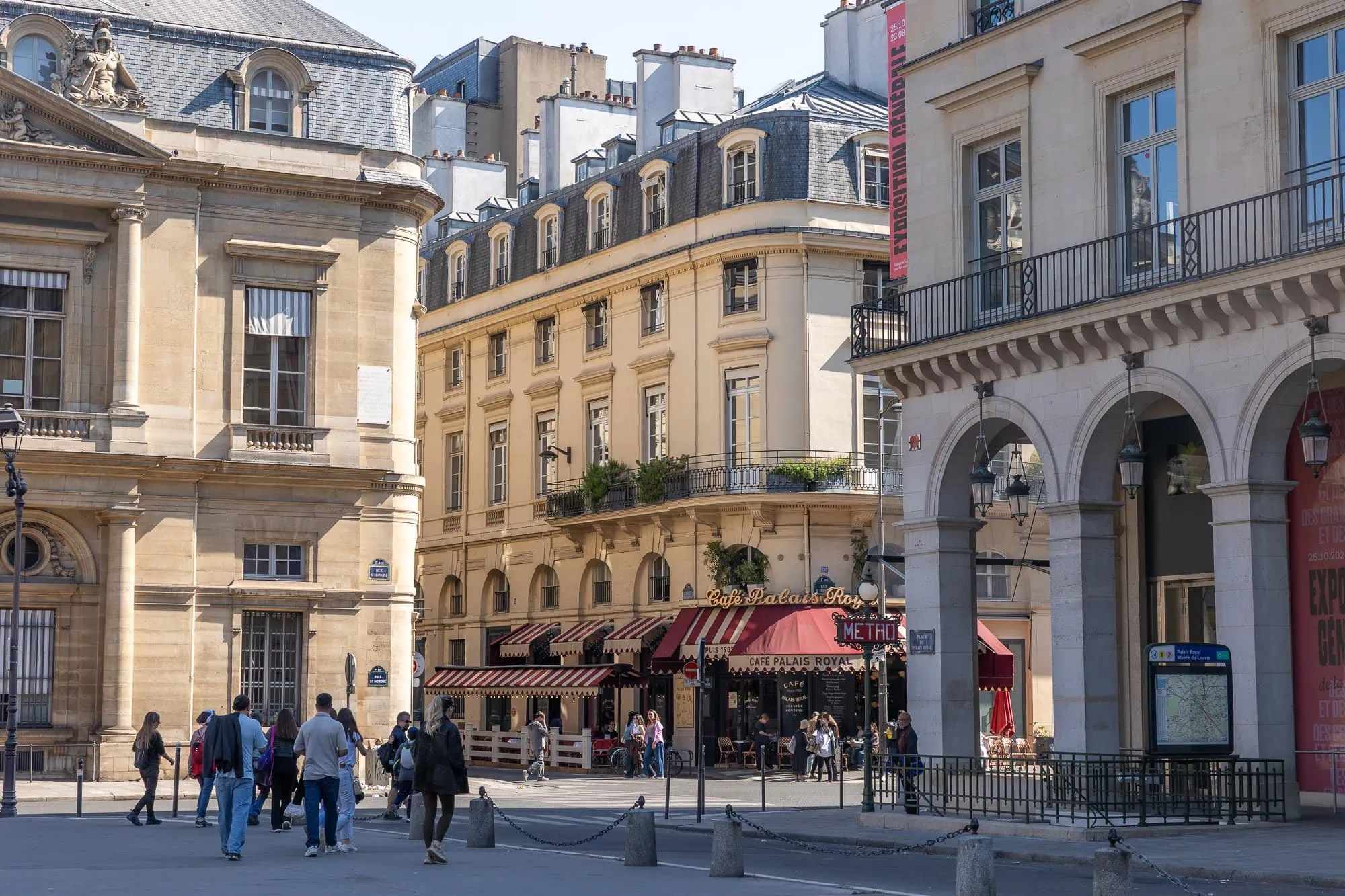 Historické parížske námestie so slnečníkmi kaviarne a klasickou architektúrou