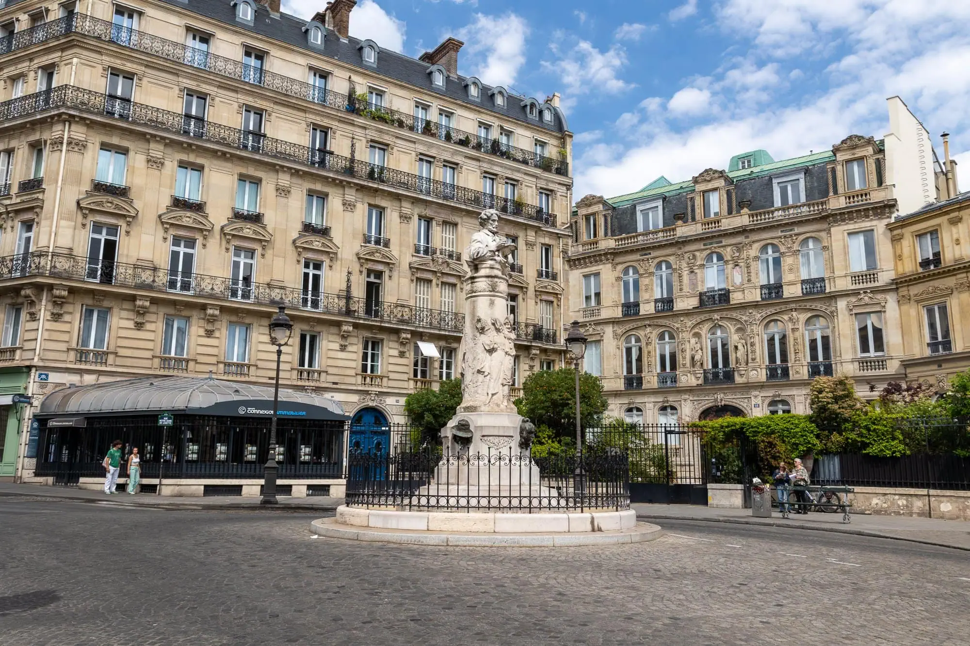 Parížske námestie s monumentálnou sochou a klasicistickými palácmi