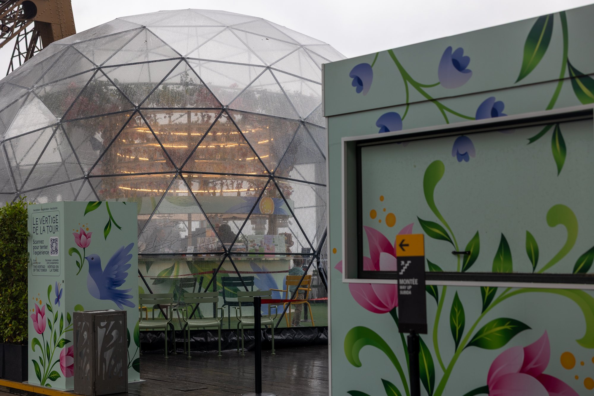 Hemliga Paris: 30 dolda pärlor dit turistmassan aldrig hittar 7 Futuristisk geodetisk kupol med blomsterutsmyckning och stolar inuti