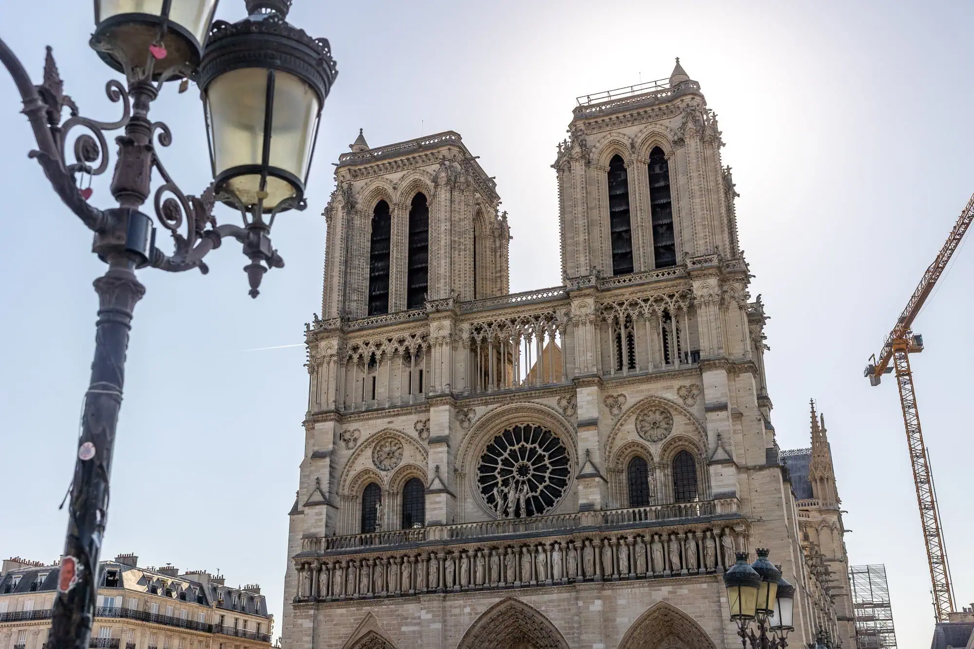 Detailný pohľad na gotickú katedrálu Notre-Dame s dvoma vežami a rozetou